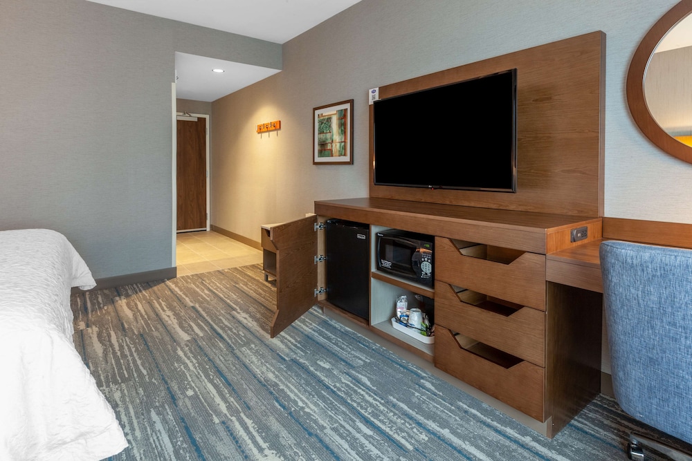 Room, 1 King Bed, Refrigerator & Microwave - Photo 1