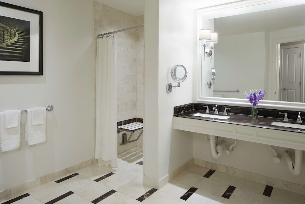 Junior Suite, 1 King Bed, Accessible (Mobility/Hearing, Roll In Shower) - Photo 9