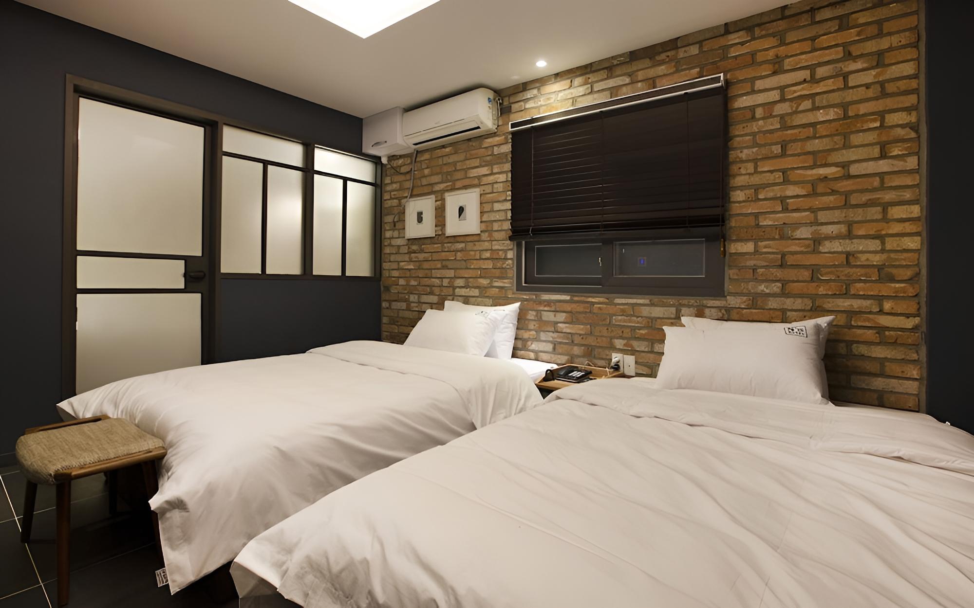 Room (Twin (single + single bed Netflix ava) photo 2