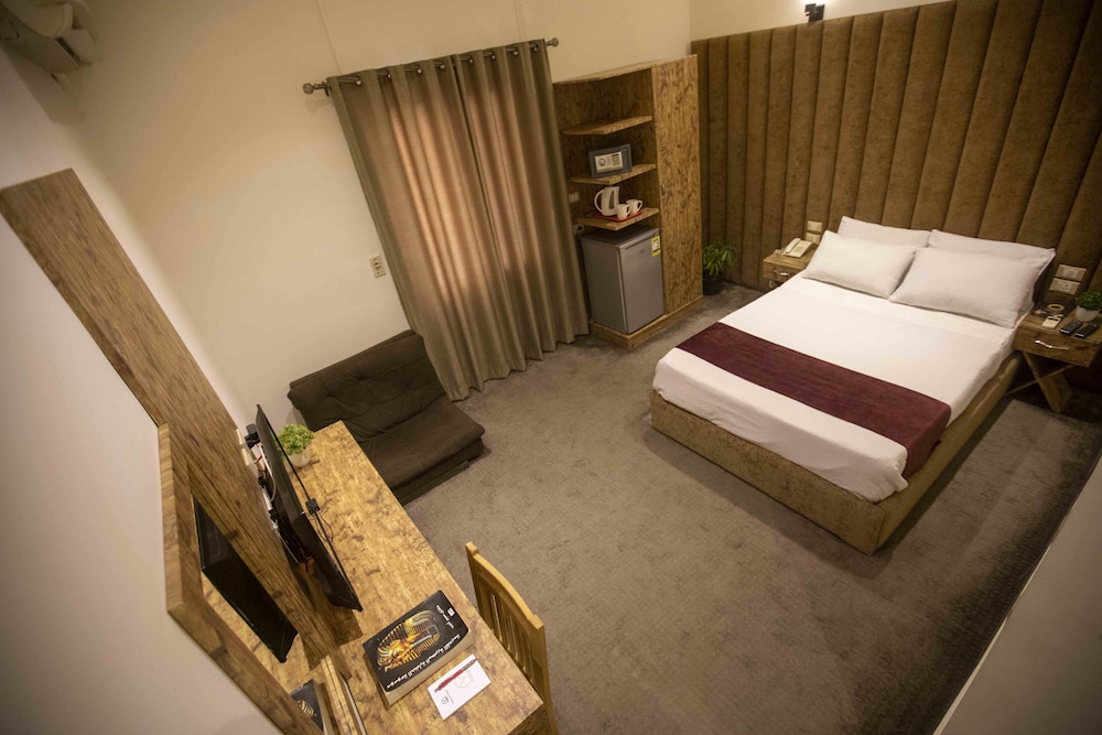 Deluxe Suite - Photo 11