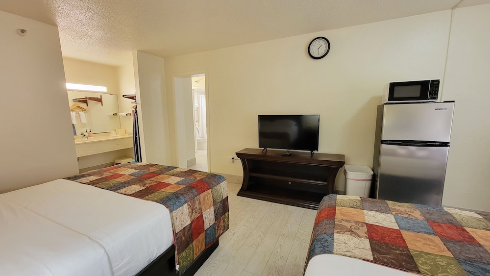 Basic Room, Multiple Beds, Non Smoking photo 1