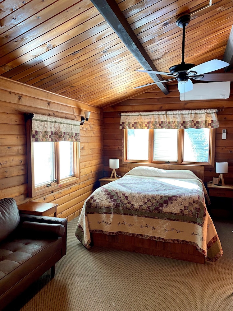 Room, 1 Queen Bed - Maximum 2 adults per room photo 1