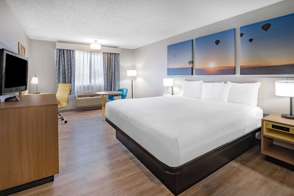Standard Room, 1 King Bed - Photo 1
