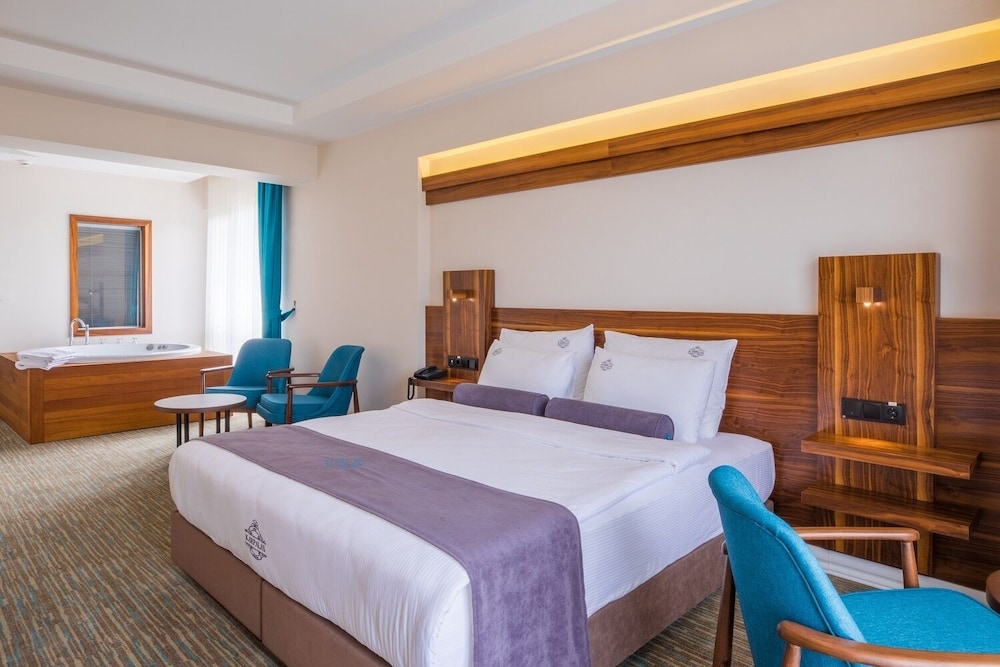 Royal Suite, Pool Access photo 3