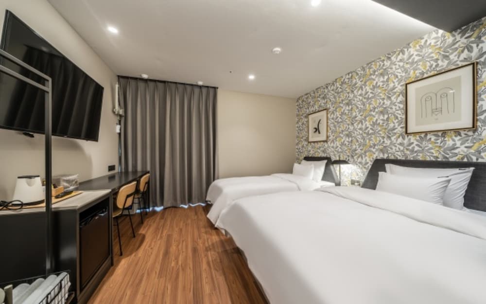Deluxe Twin Room - Photo 13