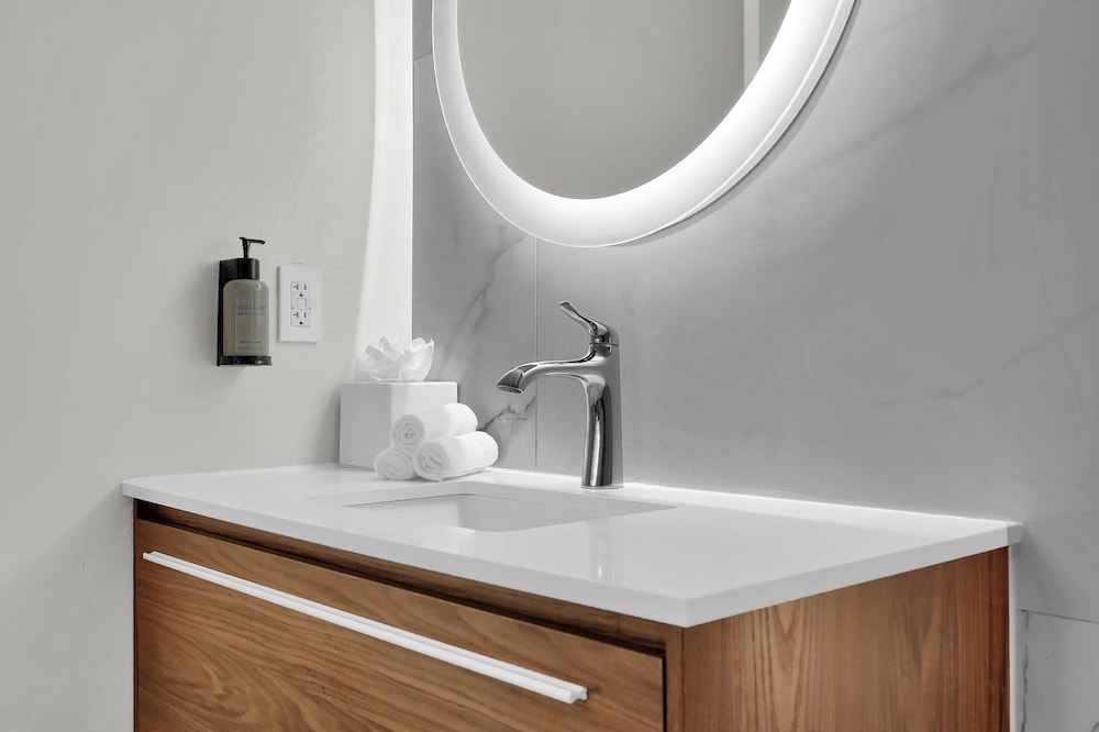 Comfort Apartment, 1 King Bed, Kitchenette, Bay View photo 3