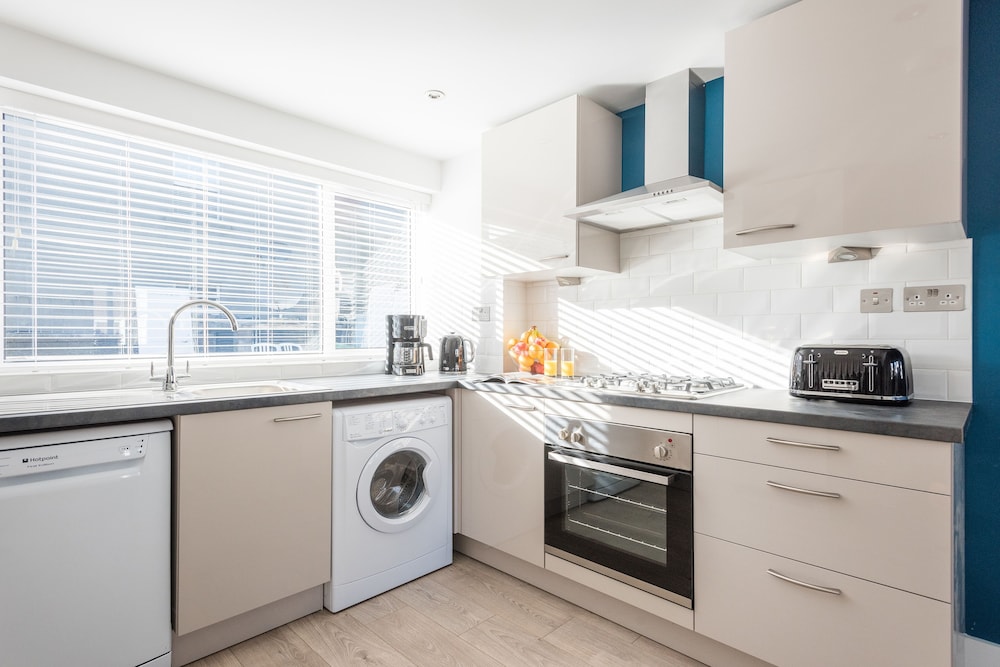 Brighton City Apartment *Parking Available* photo 3