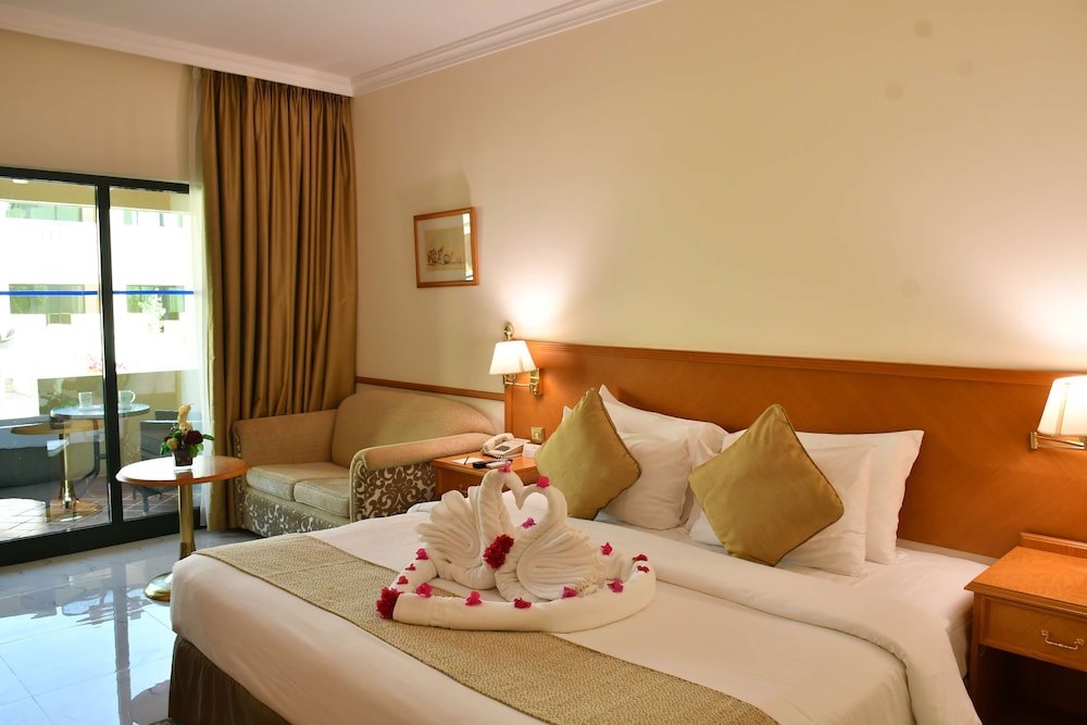 Standard Room, Multiple Beds, Pool View - Photo 7