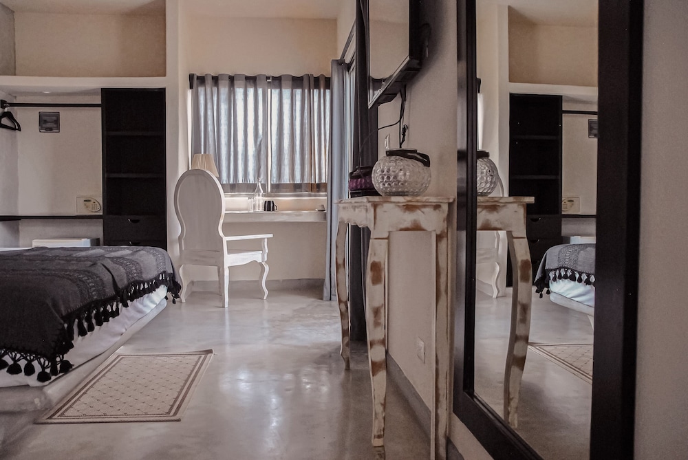 Suite with HotTub - Photo 2