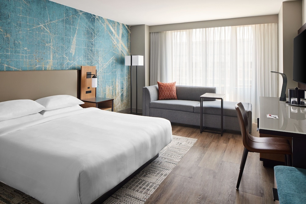 Club Room, 1 King Bed, Bathtub (Mobility/Hearing Accessible, Tub) thumbnail 6