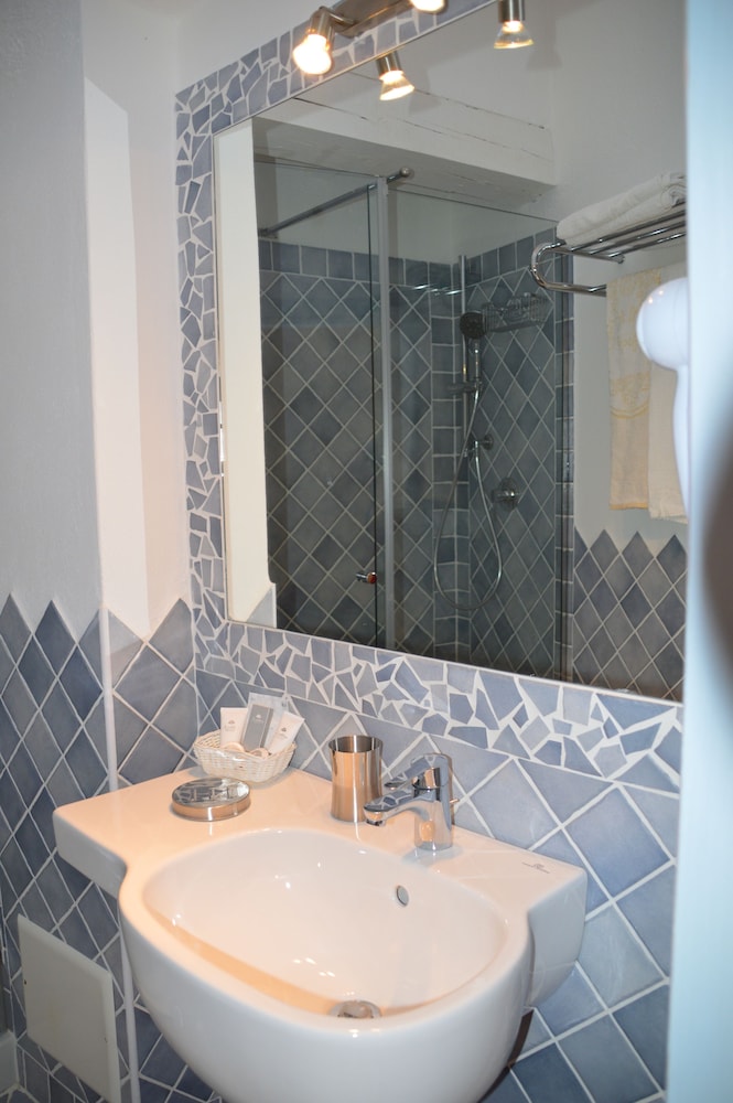 Classic Triple Room, Hill View photo 3