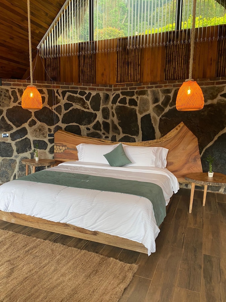 Deluxe Room, 1 King Bed, Jetted Tub