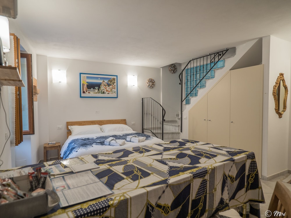 Deluxe Studio, 1 Queen Bed, Kitchenette (1) photo 3