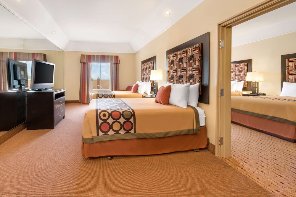 Room, Multiple Beds, Refrigerator - Photo 4