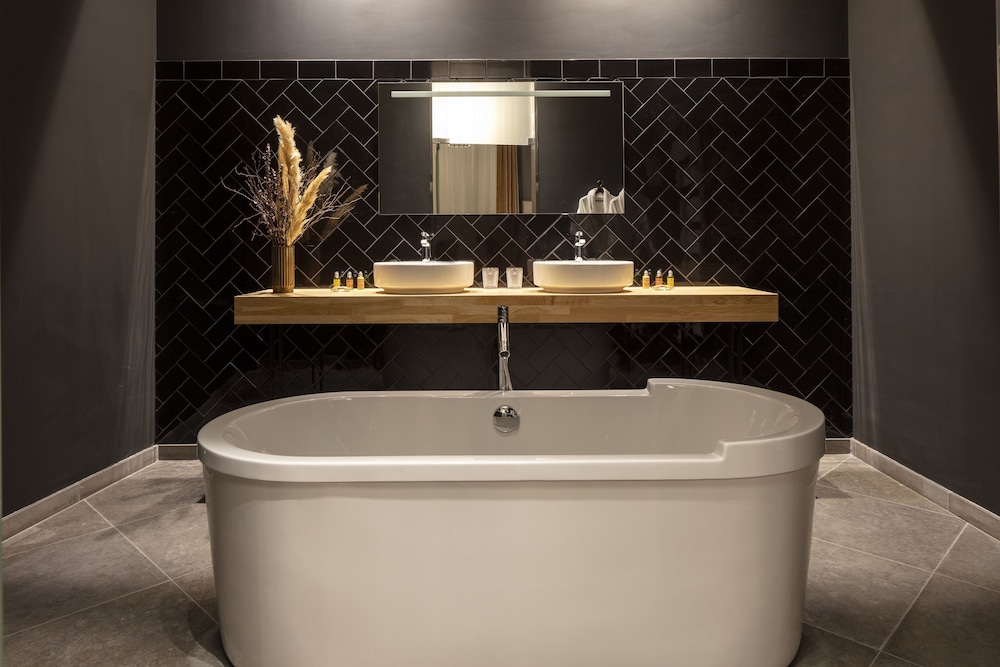 Executive Suite - Photo 9