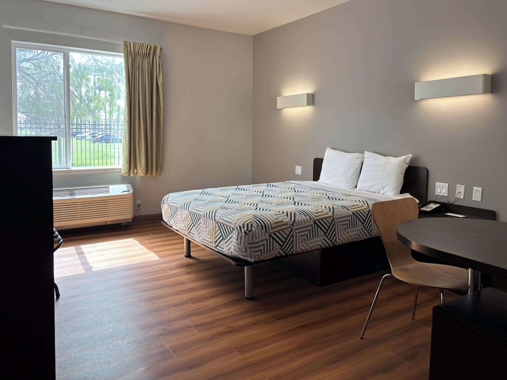 Standard Room, 1 Queen Bed, Non Smoking, Kitchenette