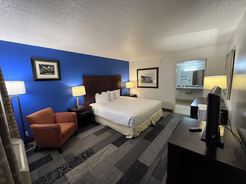 Single Room, 1 King Bed, Mobility Accessible photo 3