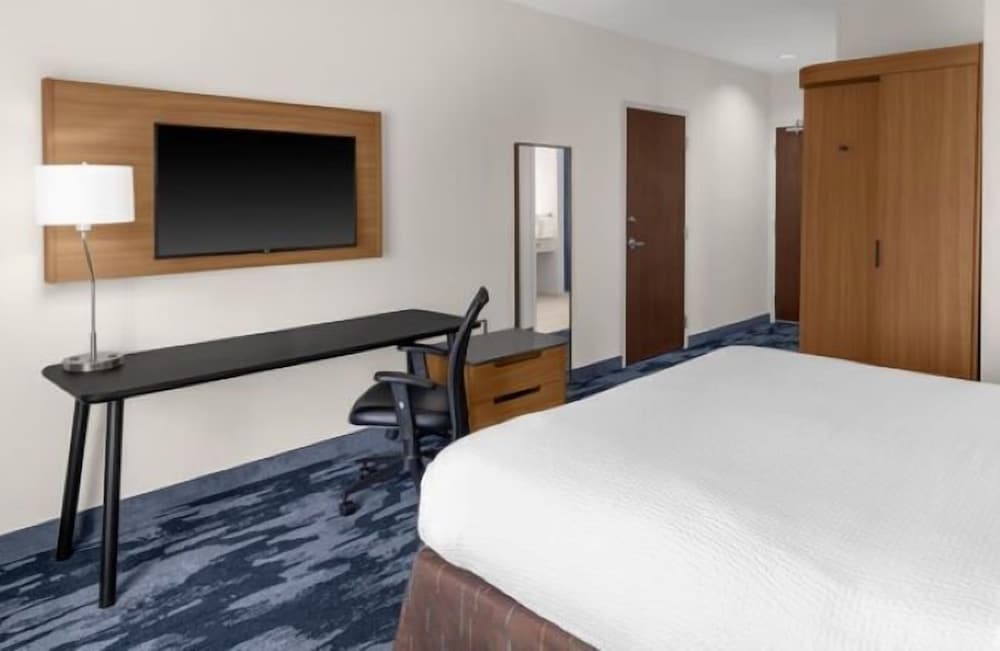 Room, 1 King Bed (Mobility/Hearing Access, Roll-In Shwr)