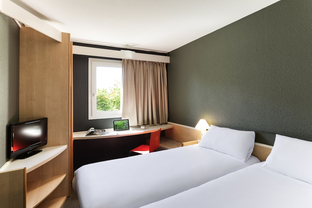 Standard Room, 2 Twin Beds - Photo 1