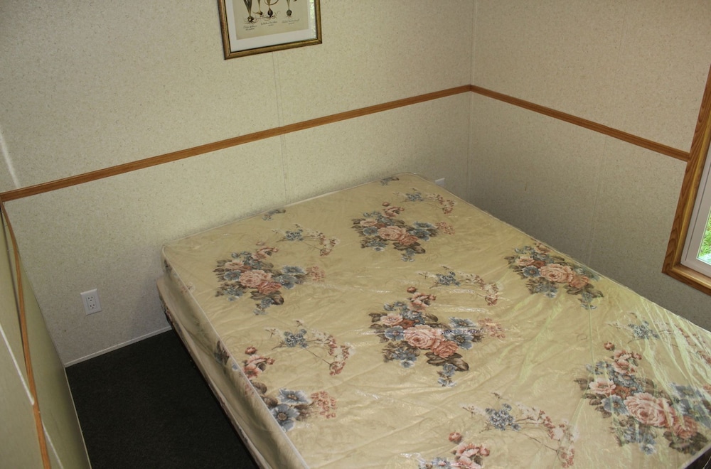 Park Model  Sleeps 6 No Pets Permitted photo 1