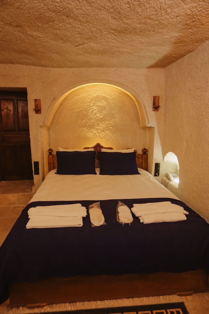 Deluxe Cave Suites photo 1
