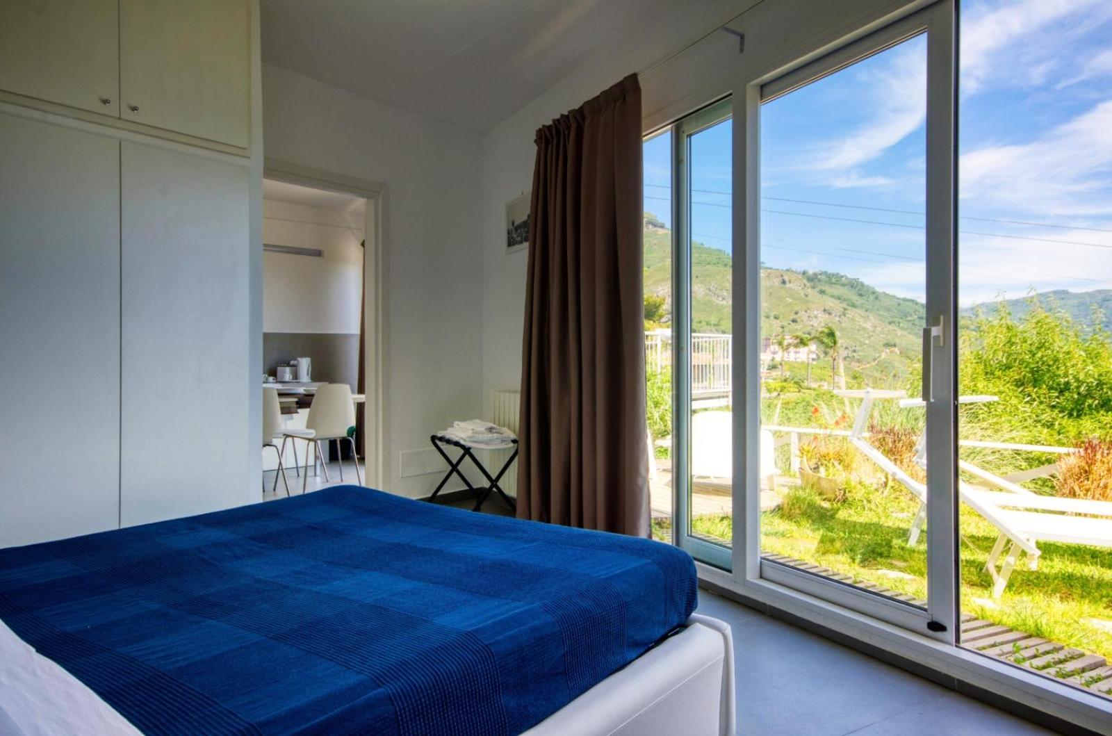 One-Bedroom Apartment with Sea View and Garden photo 1