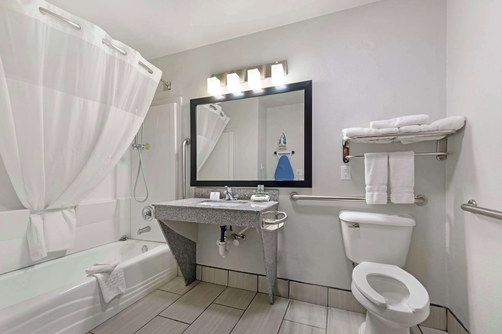 Standard Room, 1 Queen Bed, Accessible, Bathtub - Photo 4