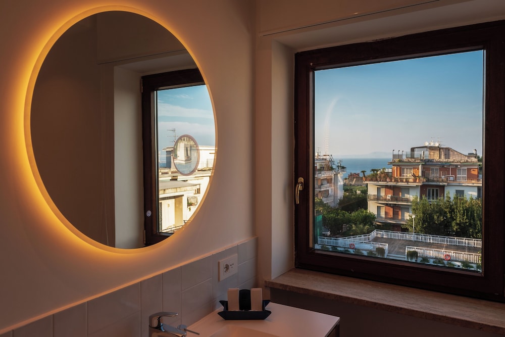 Deluxe Room - Photo 10