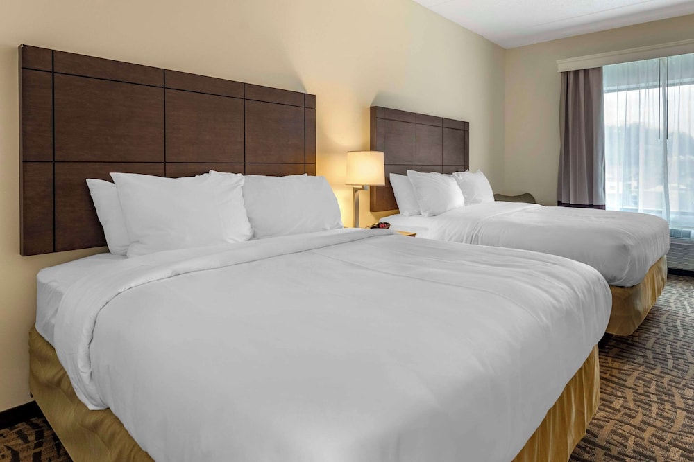 Standard Room, 2 Queen Beds, Non Smoking - Photo 1
