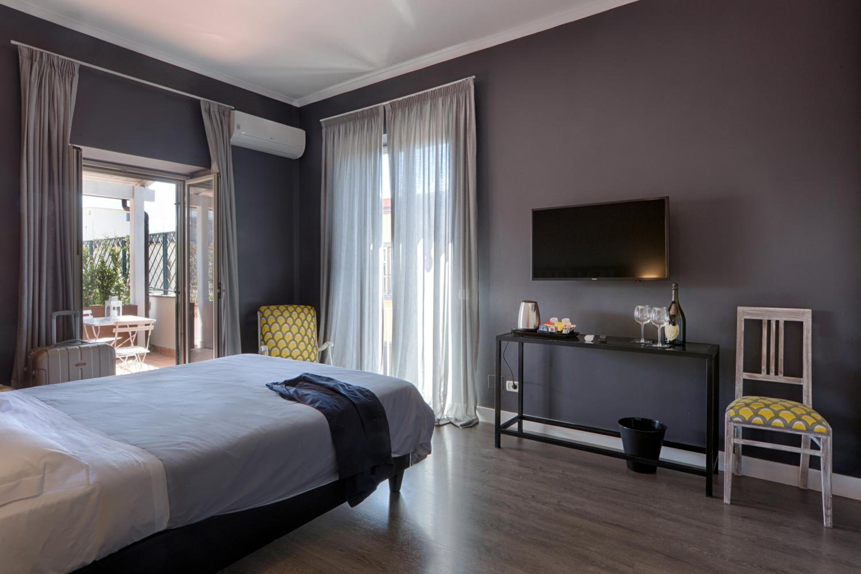 Deluxe Room - Photo 5