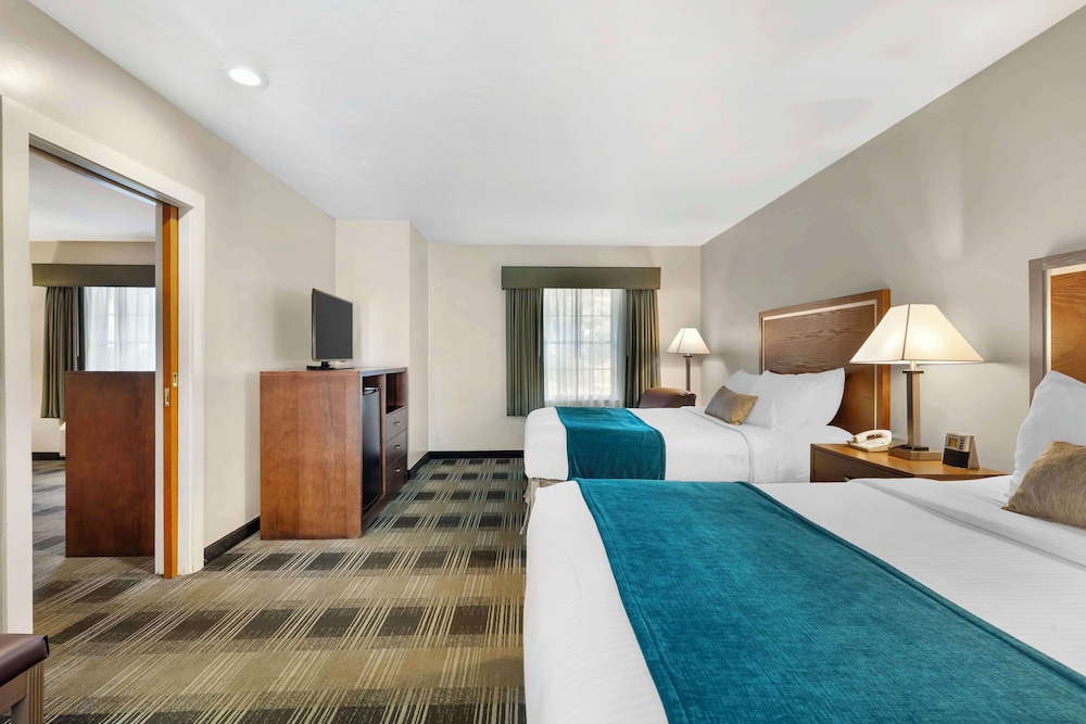 Standard Room, 2 Queen Beds, Refrigerator & Microwave, Pool View - Photo 5