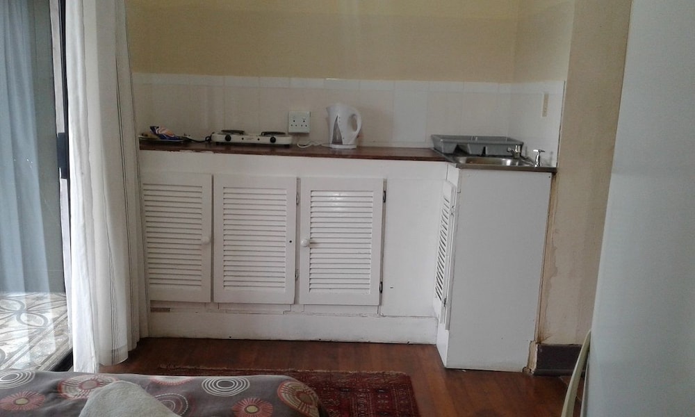 (9) 2 bed self caterting apartment photo 3