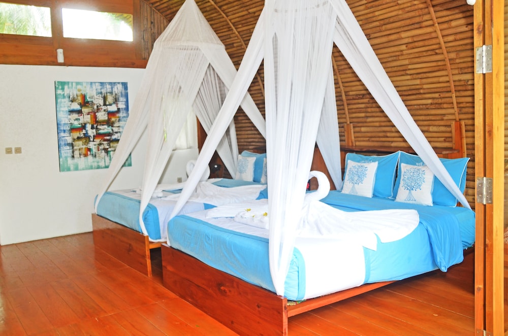 Family Bungalow, 2 Queen Beds, Balcony, Garden View photo 2
