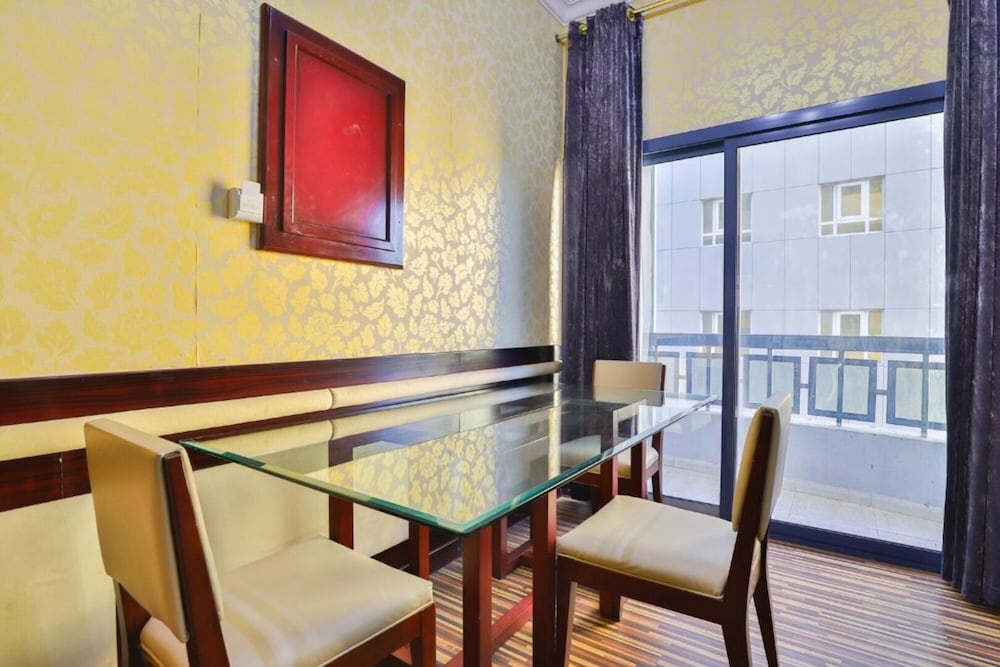 Suite with Living Room with Free Parking photo 2
