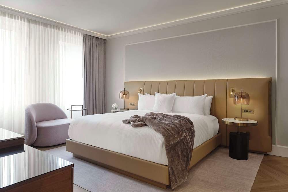 Suite, 1 King Bed - Photo 10