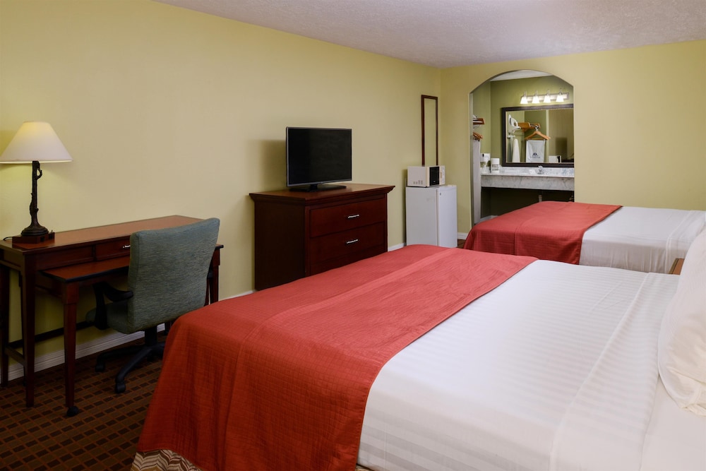 Room, Non Smoking (2 King Beds) - Photo 2