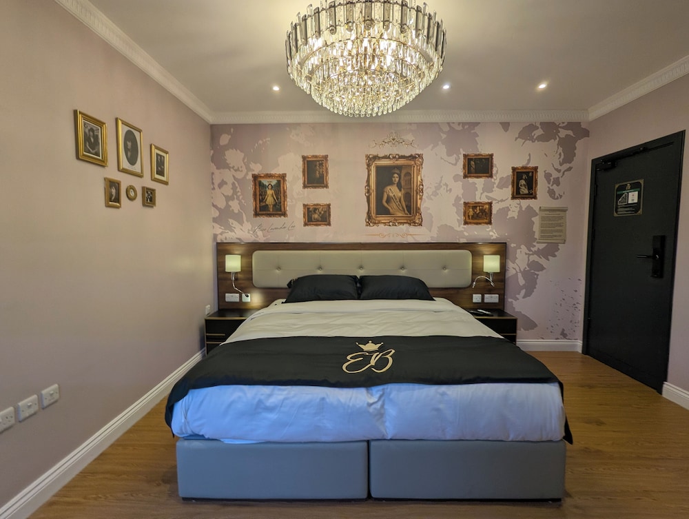 Luxury Suite, 1 King Bed, Non Smoking, Ensuite photo 2
