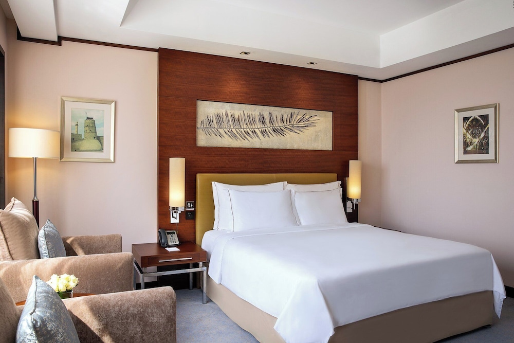 Deluxe Room, 1 King Bed thumbnail 5