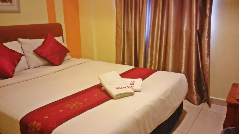 Deluxe Queen Room with Window photo 2