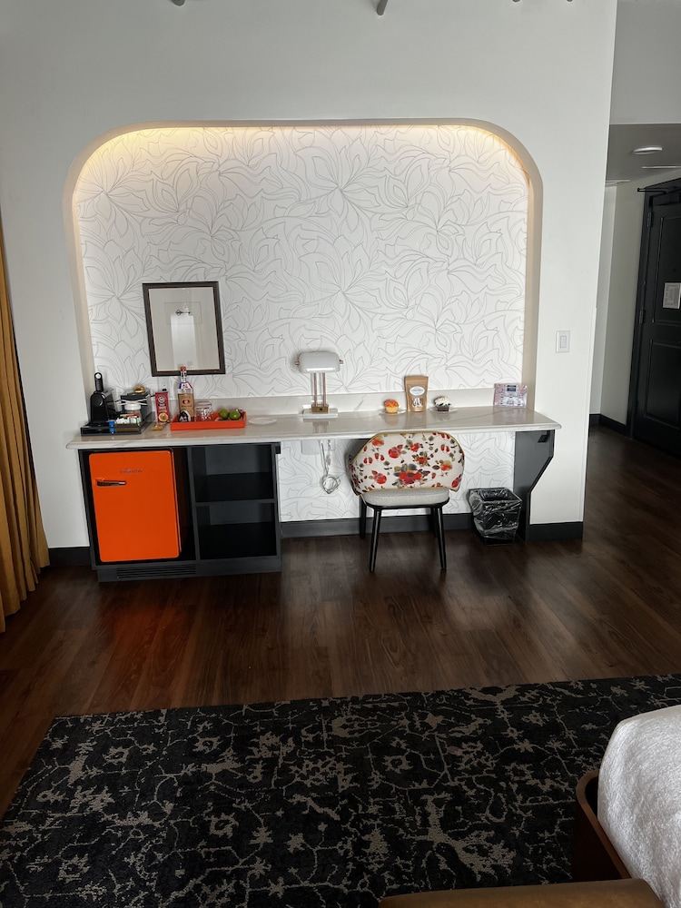 Suite, 1 King Bed - Photo 10