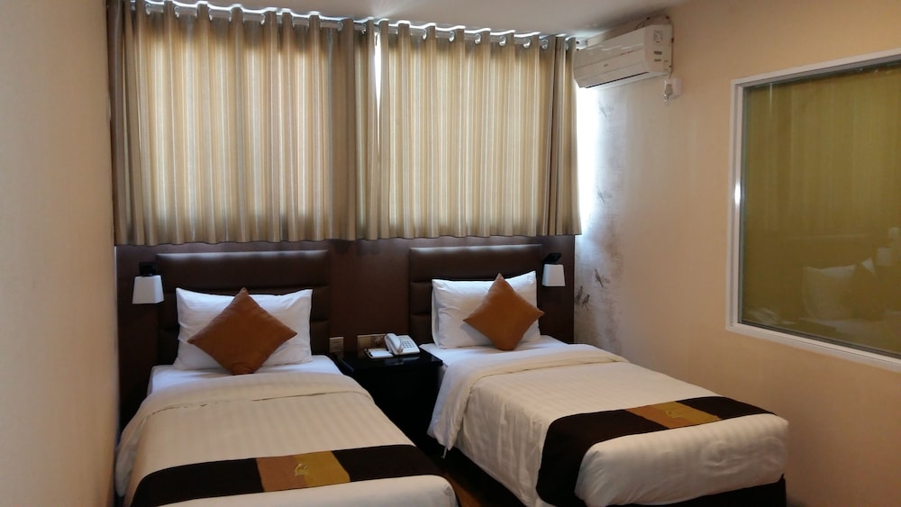 Standard Double or Twin Room, 1 Bedroom, Private Bathroom, City View photo 3