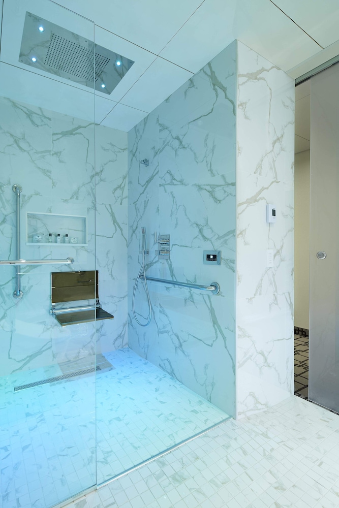 Premium Room, 1 Queen Bed, Accessible (Un Lit Queen 350 SQFT 32 SQM)