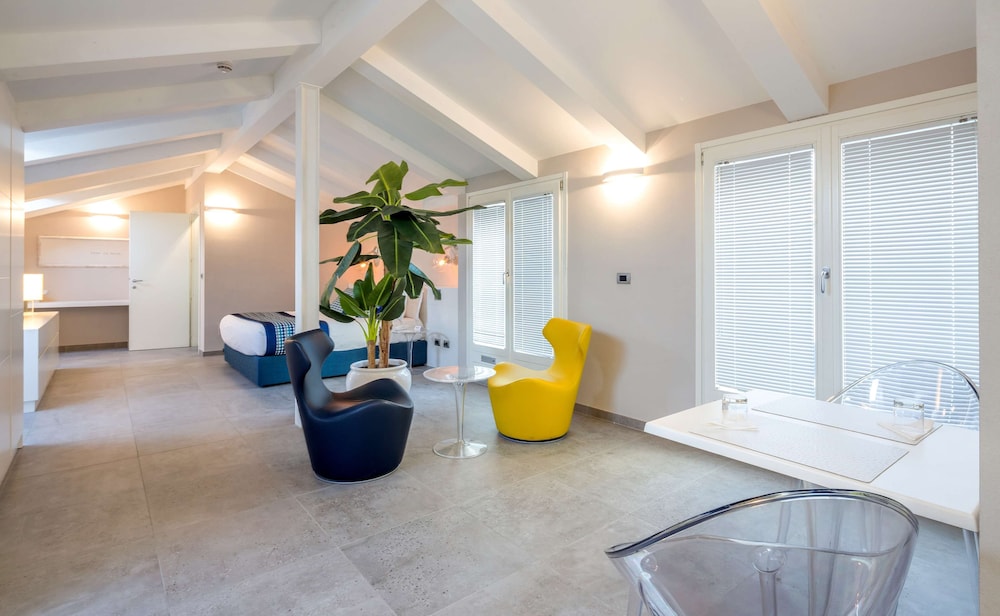 Design Suite, 1 King Bed, Non Smoking, Balcony - Photo 6