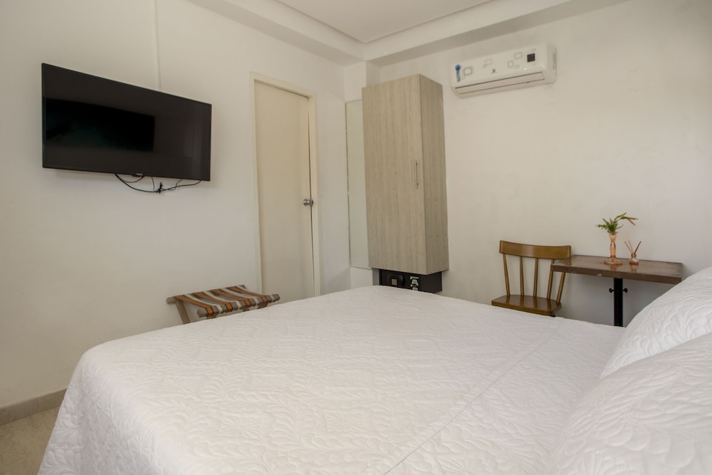 Standard Double Room - Photo 11