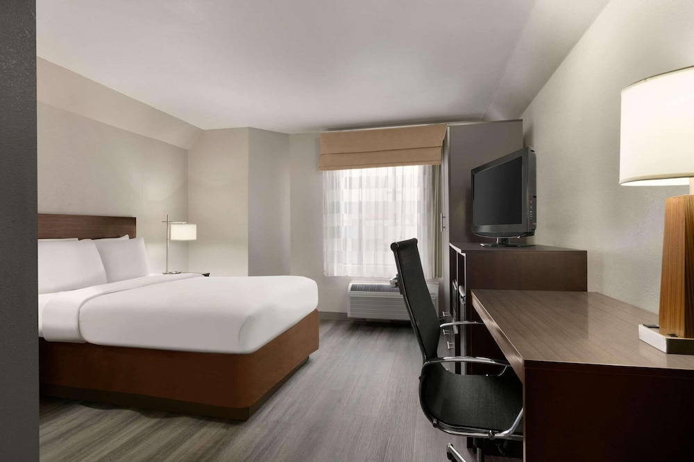 Double Bed-Accessible Room-Non-Smoking - Photo 1
