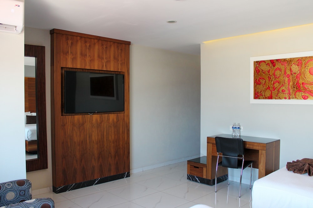 Executive Room, 1 King Bed, City View - Photo 8