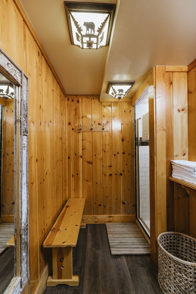 Room (Lodge Room with Shared Bath-No Pets) - Photo 3