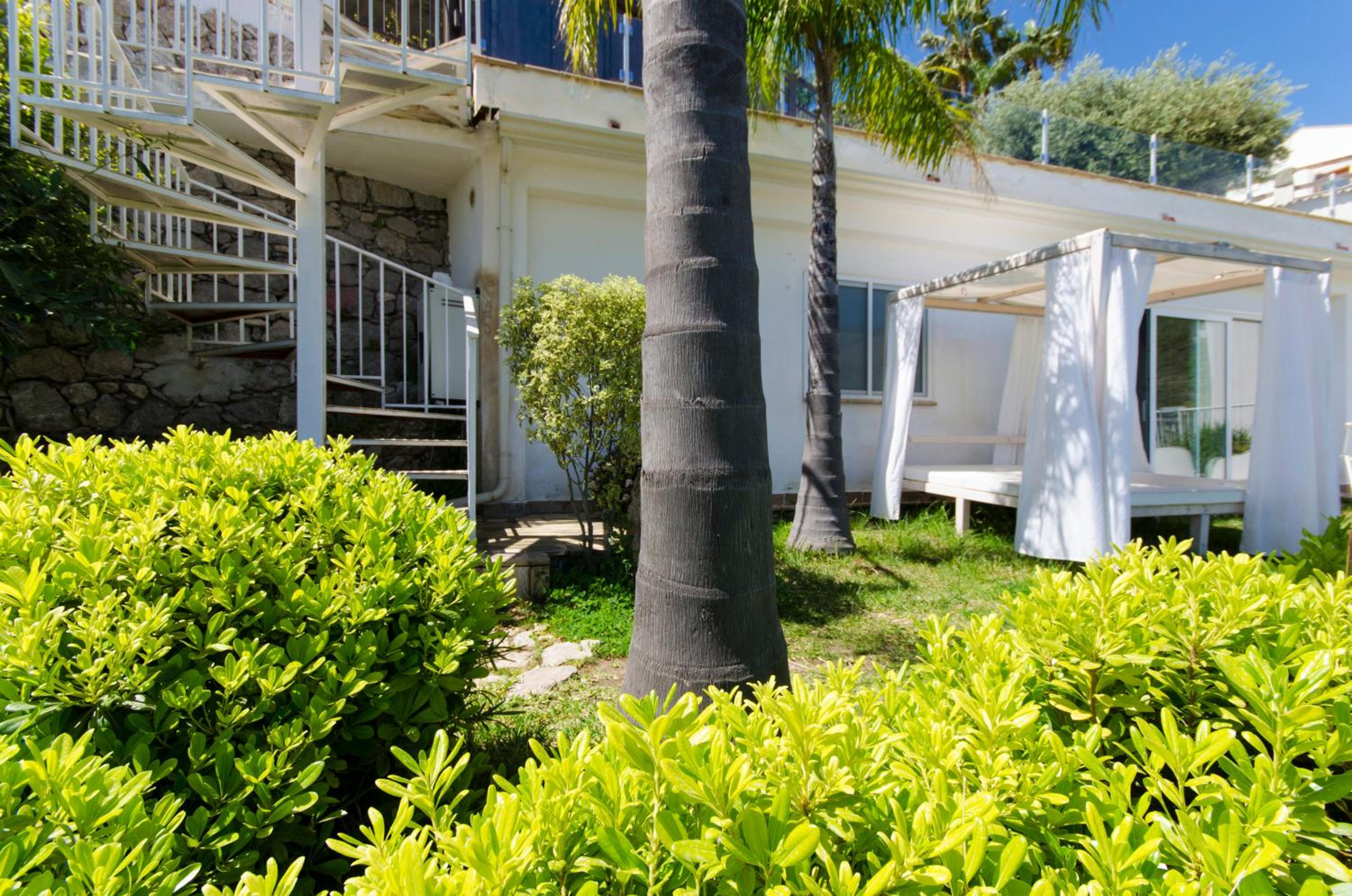 One-Bedroom Apartment with Sea View and Garden photo 2