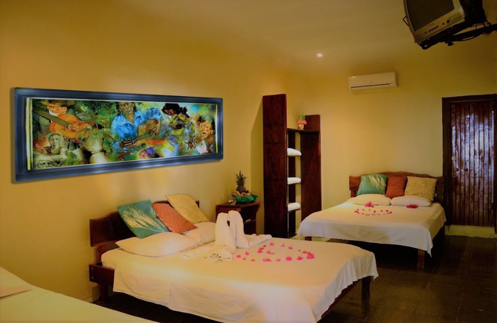 Basic Triple Room, 2 Queen Beds