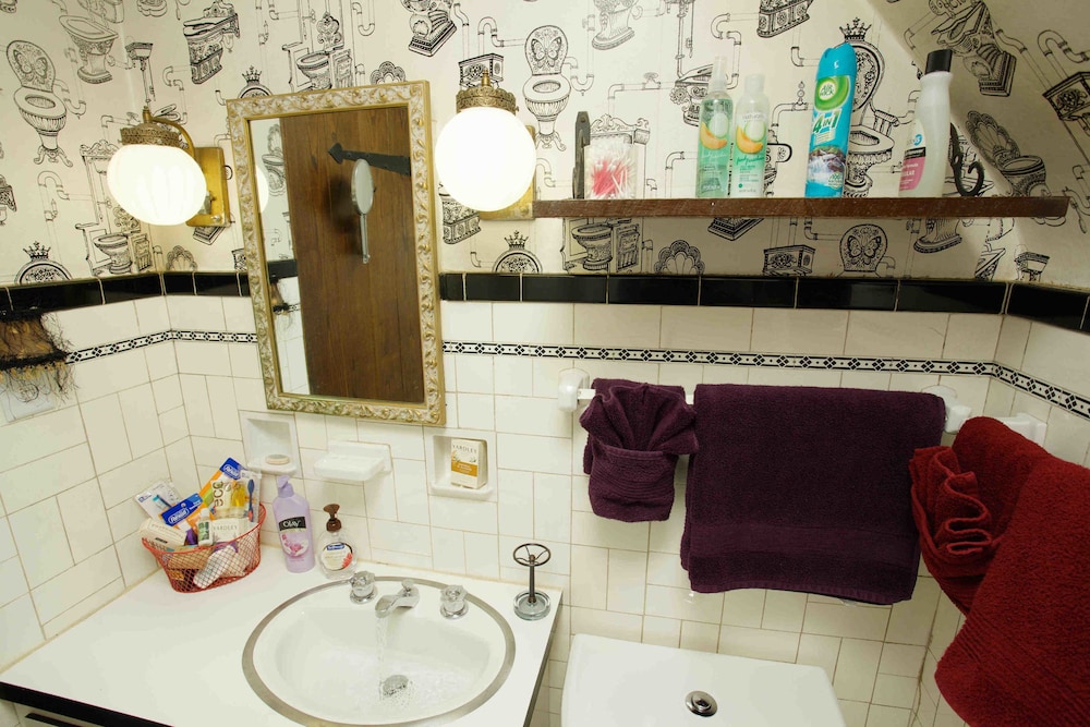 Room, Private Bathroom (Castle on Glen Guest House) photo 2